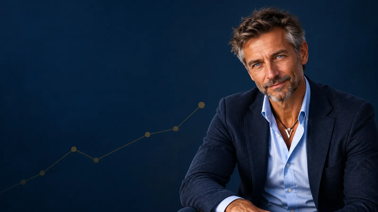 Mister Visio, uomo di circa sessant’anni con barba curata e giacca blu notte, seduto alla scrivania con lo sguardo rivolto a chi guarda